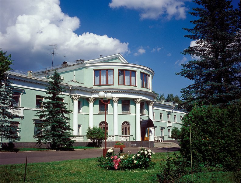 2-й корпус санатория Подмосковье в стиле дворянской усадьбы